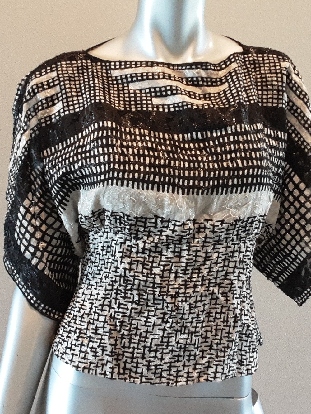 ANNA SUI-VTG Kimono Sleeve Geometric Pattern Cropped Fitted Blouse-Sz 4